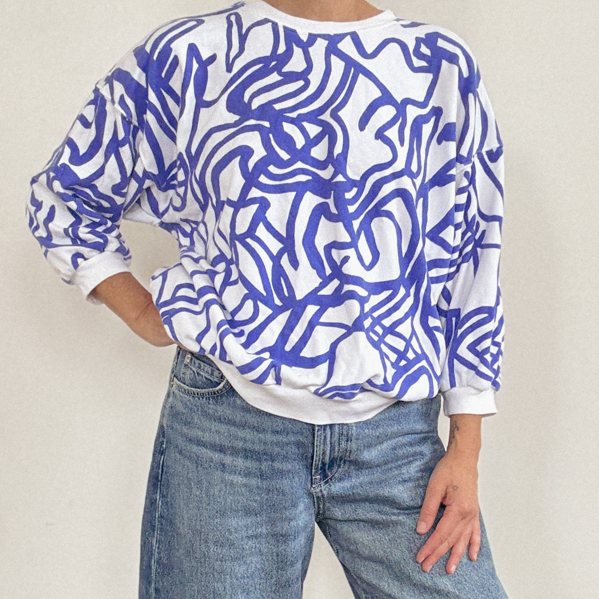 Sweatshirt White and Blue Design