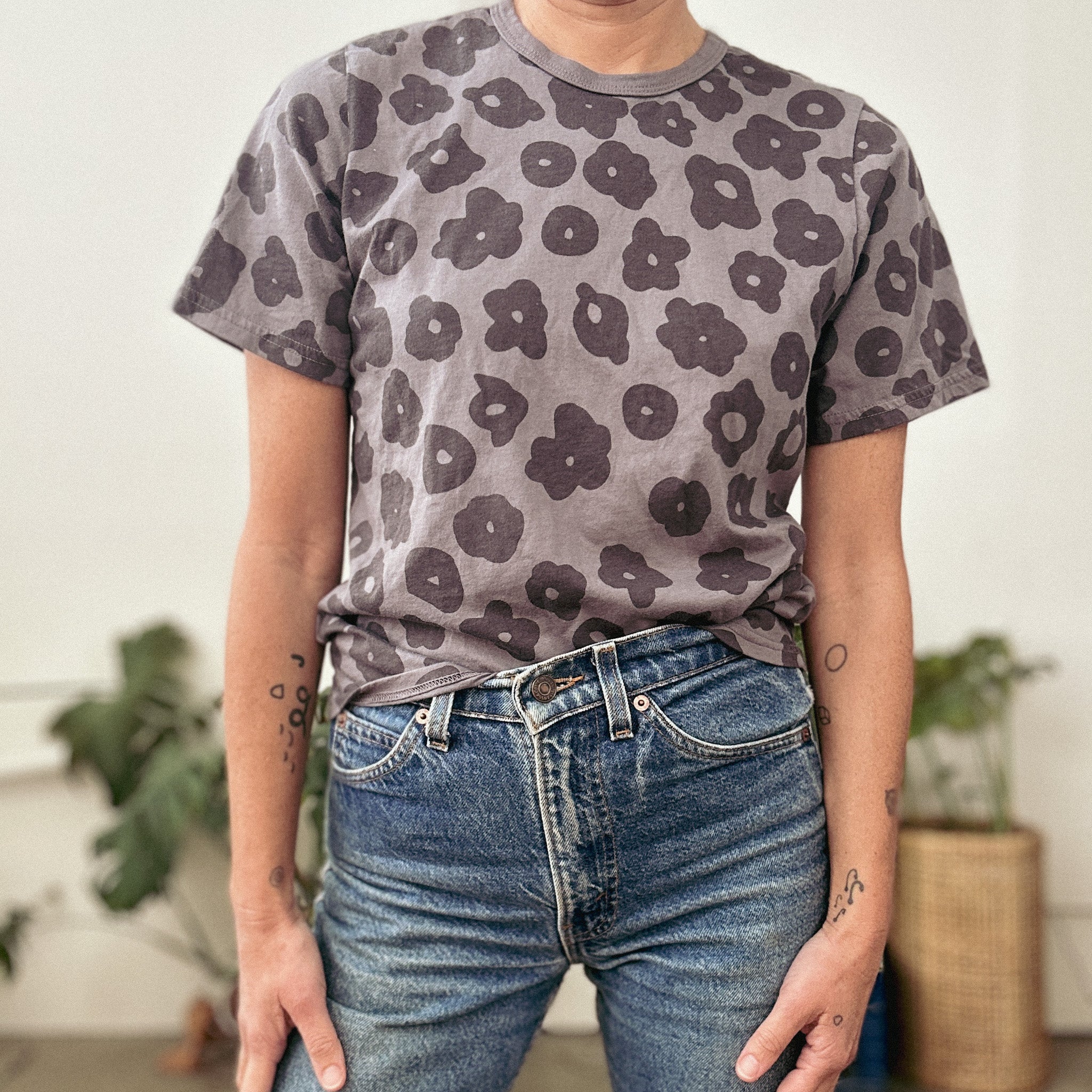 T-Shirt - Celeste in Faded Black & Coal